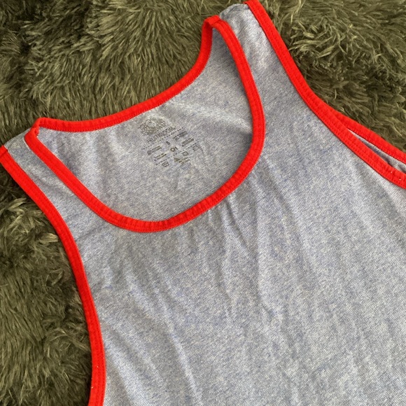 Red border and blue tank top - Picture 3 of 17